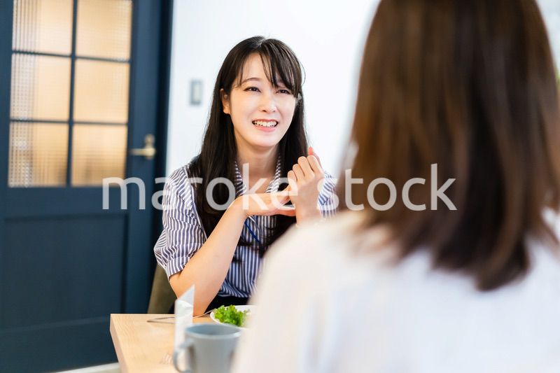 二人でランチを食べるOL