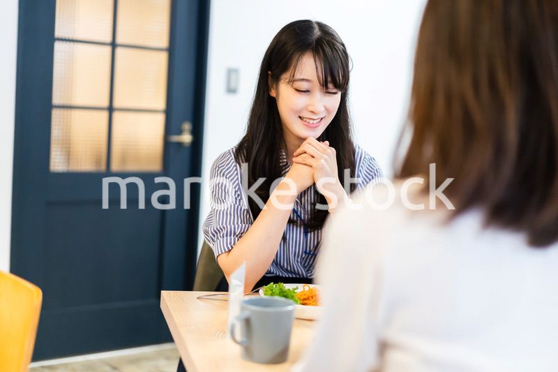 二人でランチを食べるOL