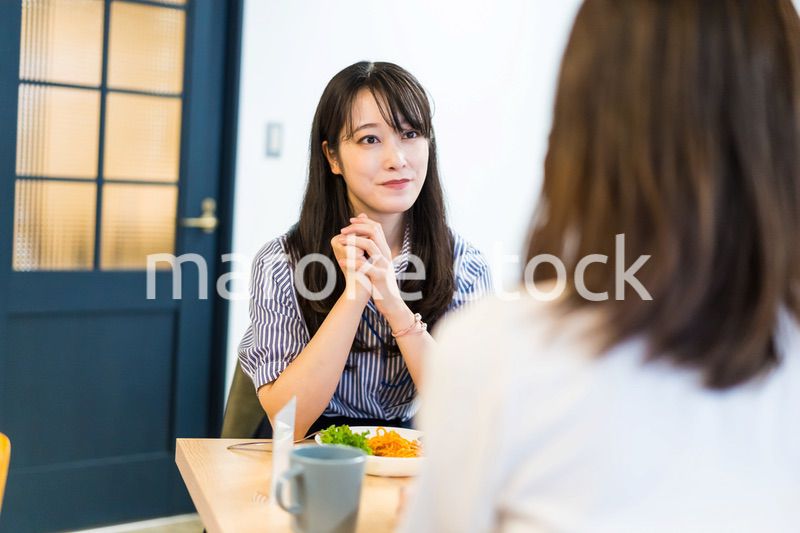 二人でランチを食べるOL