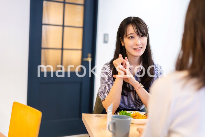 二人でランチを食べるOL