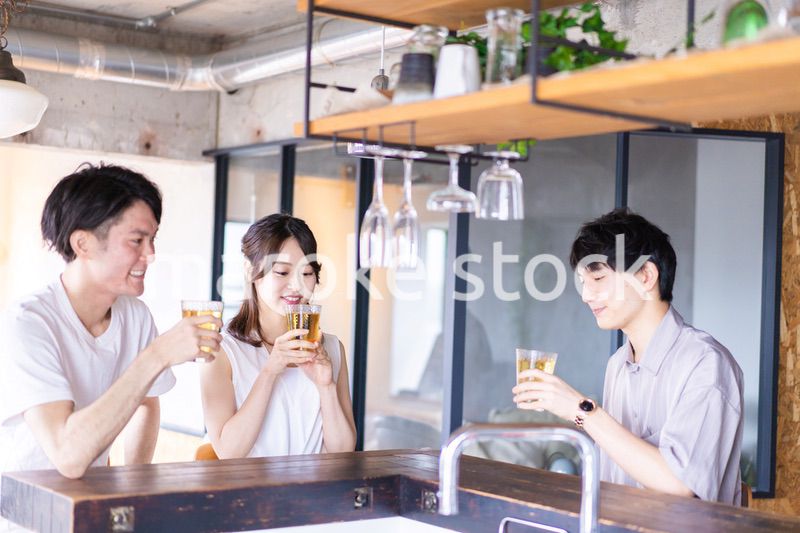 バーでお酒を飲む若者