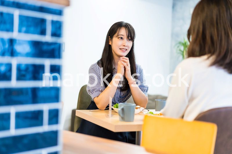 二人でランチを食べるOL