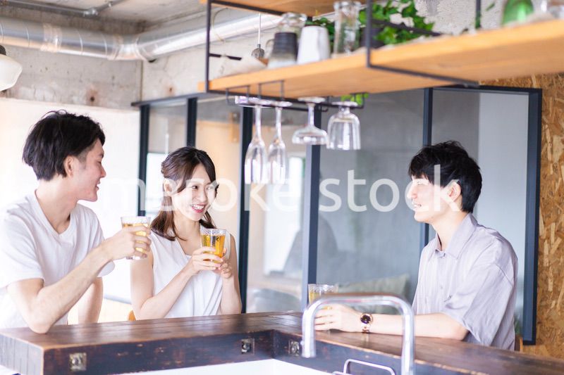 バーでお酒を飲む若者