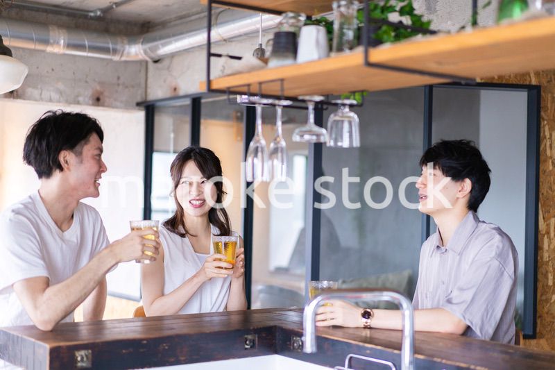 バーでお酒を飲む若者