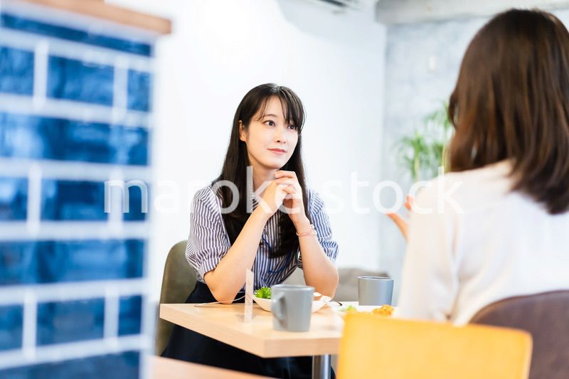 二人でランチを食べるOL