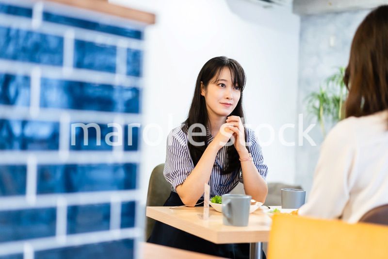 二人でランチを食べるOL