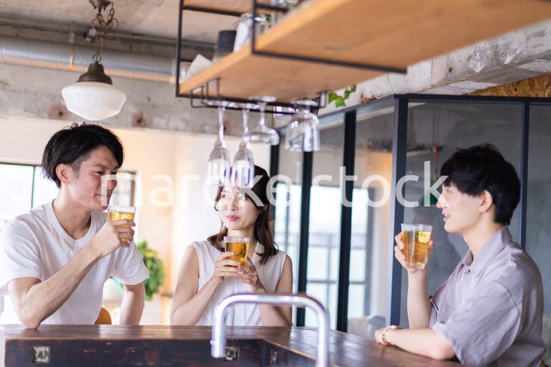 バーでお酒を飲む若者