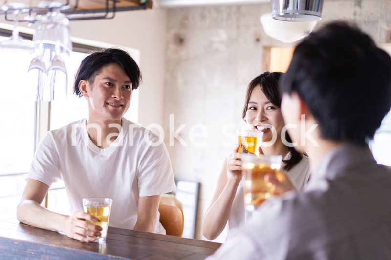 バーでお酒を飲む若者