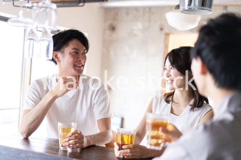 バーで盛り上がる若い男女