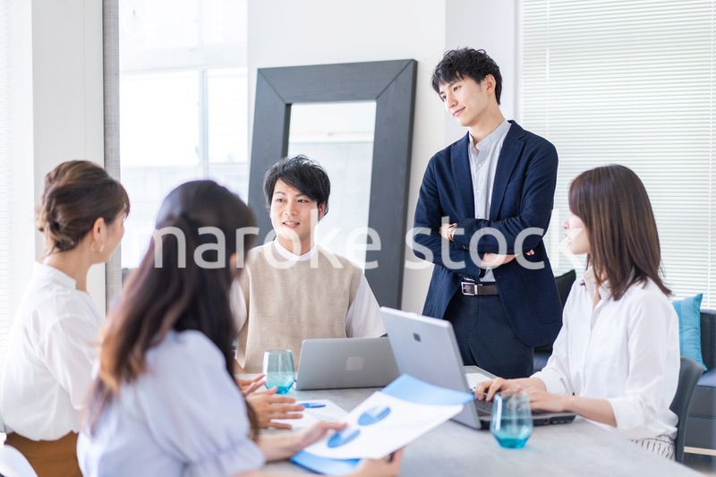 ベンチャー企業で働く若いオフィスワーカー