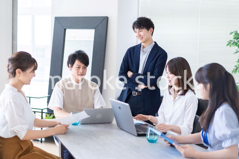 オフィスで仕事をする若いビジネスパーソン