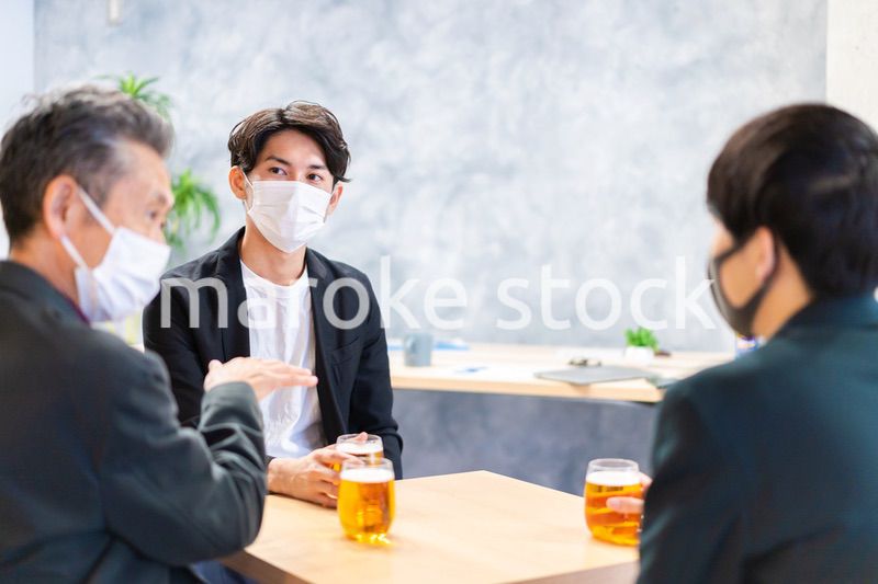 マスクをして飲み会をするビジネスマン