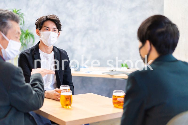 マスクをして飲み会をするビジネスマン