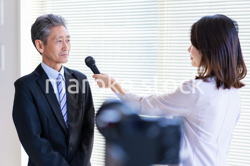 インタビューに答える社長