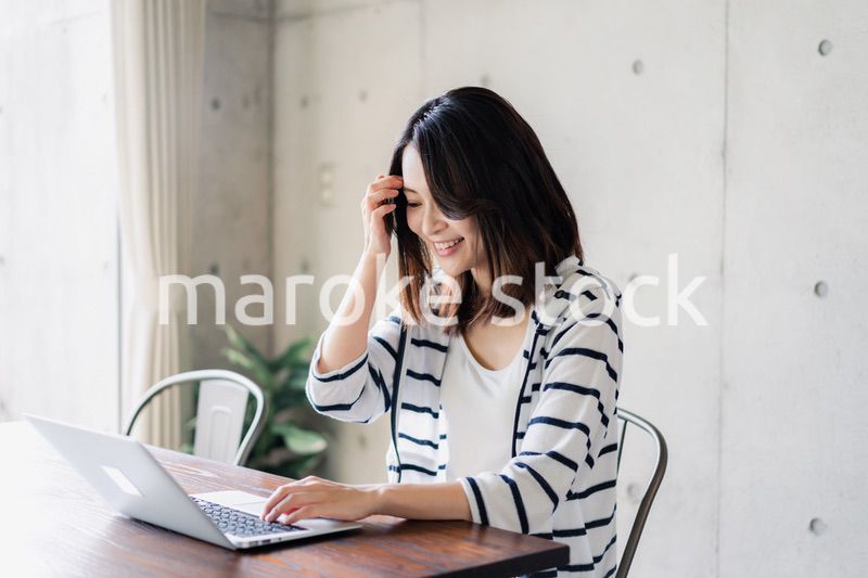 在宅勤務をする若い女性