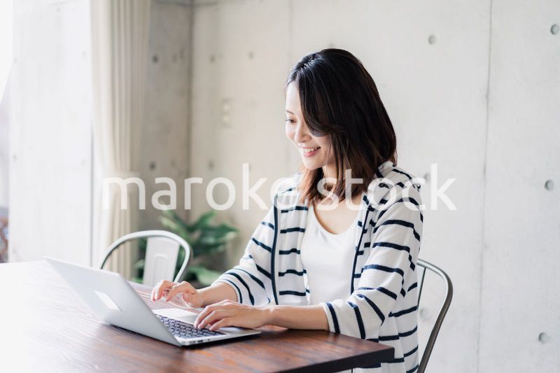 在宅勤務をする若い女性