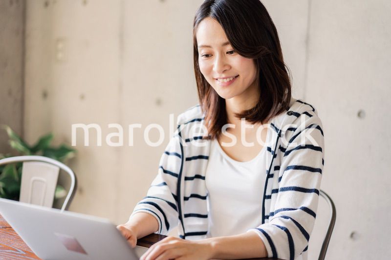 在宅勤務をする若い女性