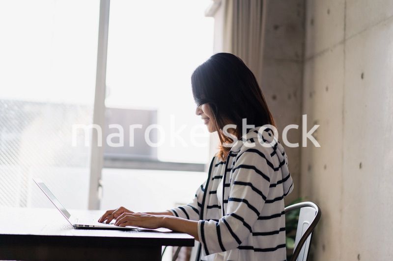 在宅勤務をする若い女性