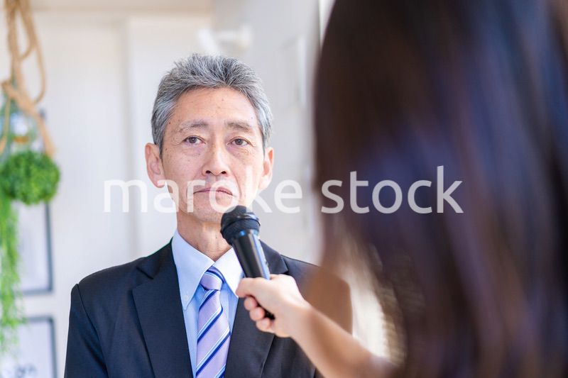 インタビューに答える社長