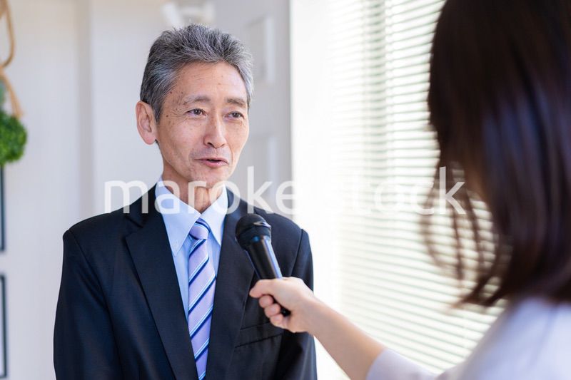 インタビューに答える社長