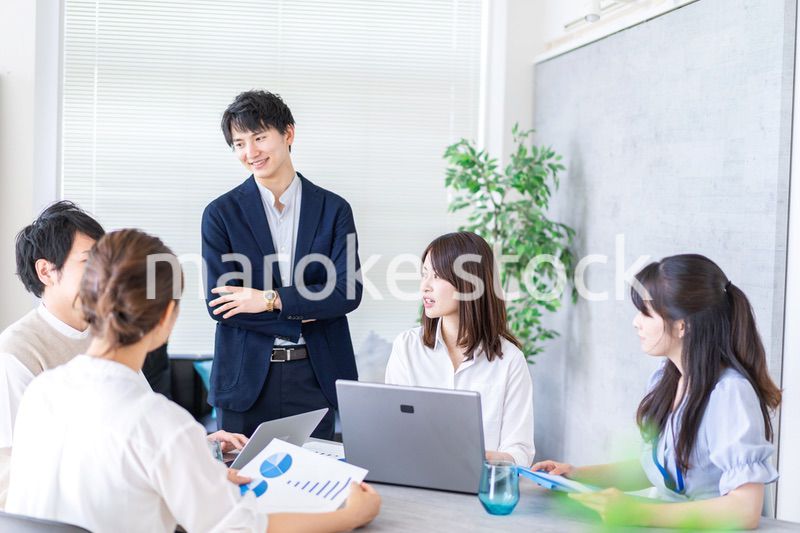 ベンチャー企業で働く若いオフィスワーカー