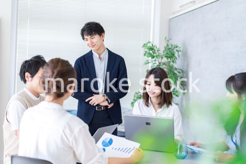 明るいオフィスでミーティングをするビジネスパーソン