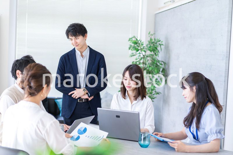 オフィスでミーティングをするビジネスパーソン