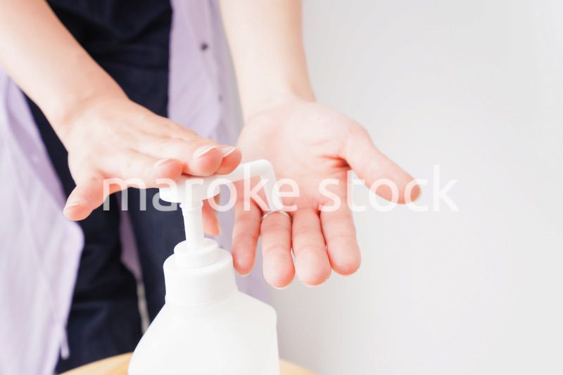アルコール消毒をする手