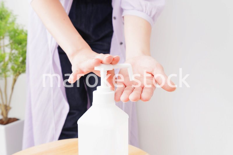 アルコール消毒をする手