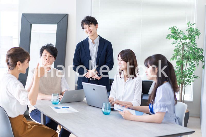 オフィスでミーティングをするビジネスパーソン