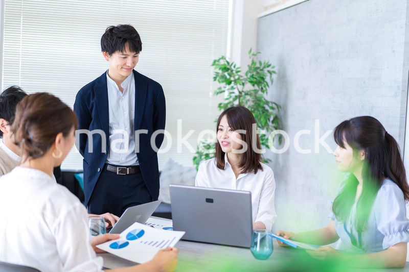 明るいオフィスでミーティングをするビジネスパーソン