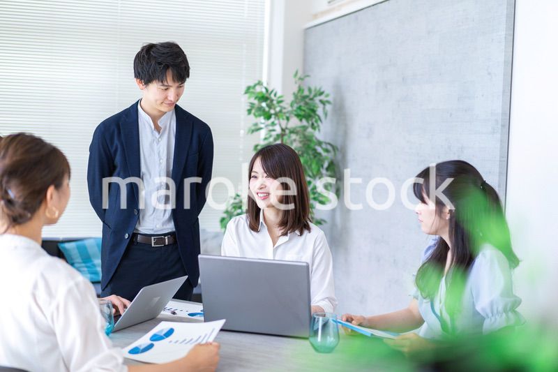 明るいオフィスで働くビジネスパーソン