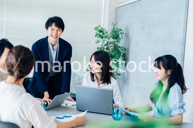 明るいオフィスで働くビジネスパーソン