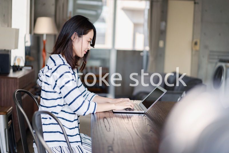 在宅勤務をする若い女性