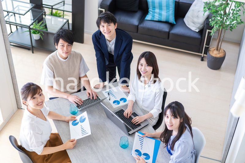 明るいオフィスで働くビジネスパーソン