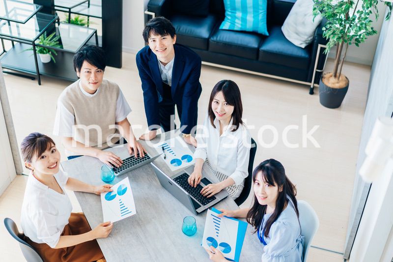 明るいオフィスで働くビジネスパーソン