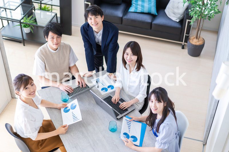 明るいオフィスで働くビジネスパーソン