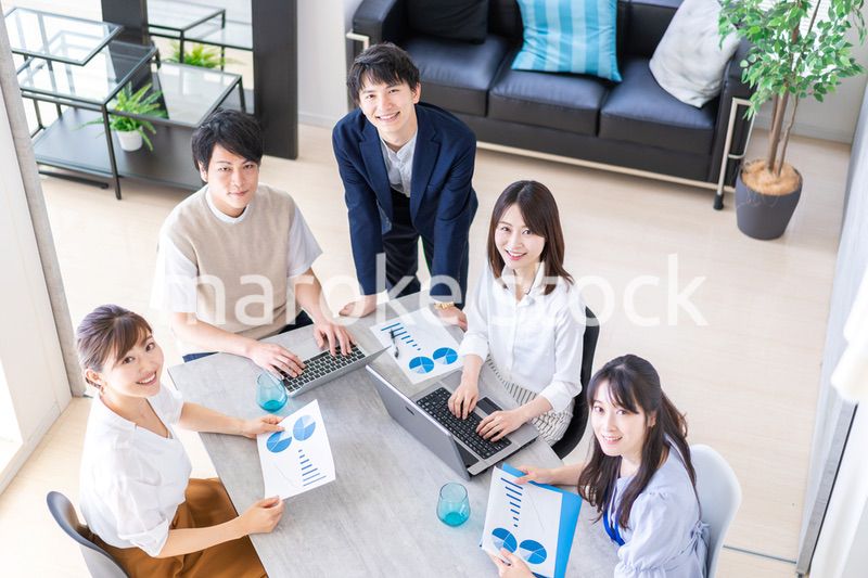 ベンチャー企業で働く若いオフィスワーカー