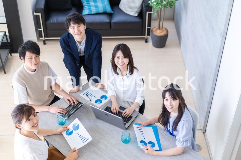 オフィスで仕事をする若いビジネスパーソン