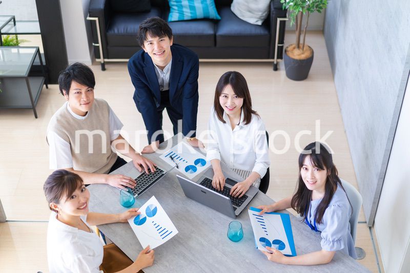 明るいオフィスで働くビジネスパーソン