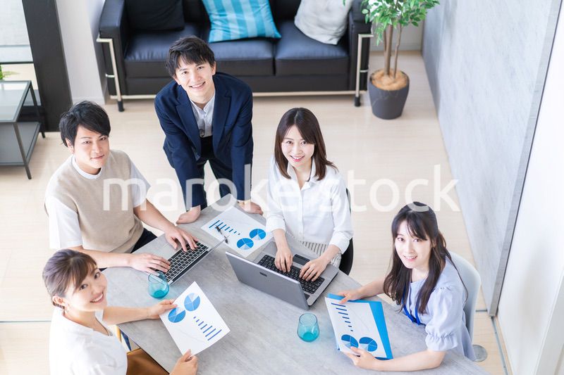 オフィスでミーティングをするビジネスパーソン