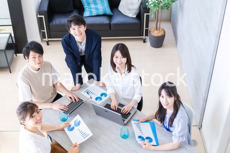 オフィスで仕事をするビジネスパーソン