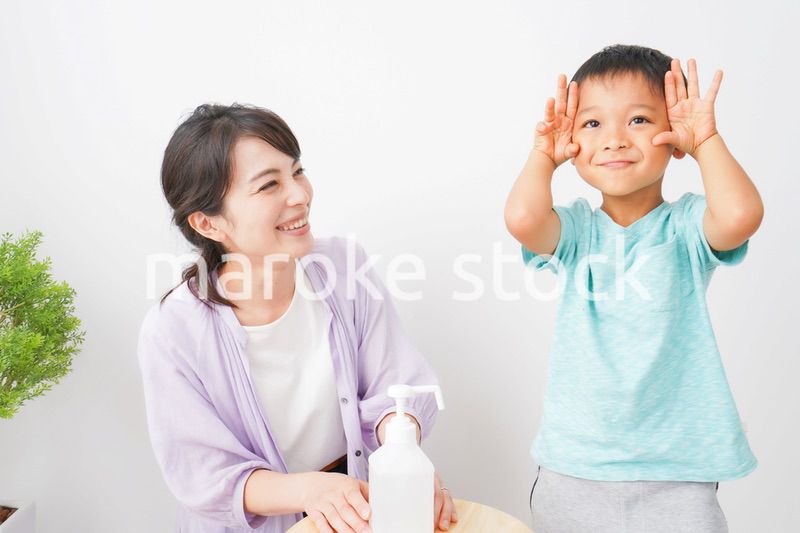 手指の消毒をする親子