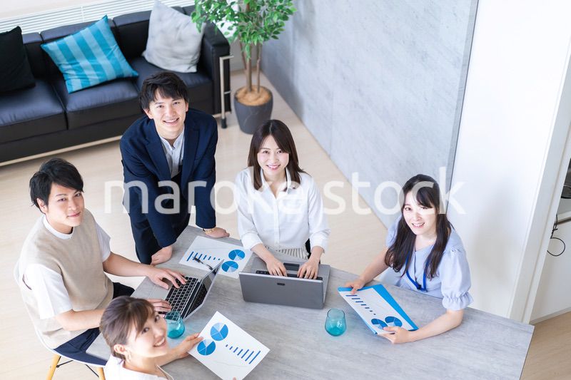 オフィスで仕事をするビジネスパーソン