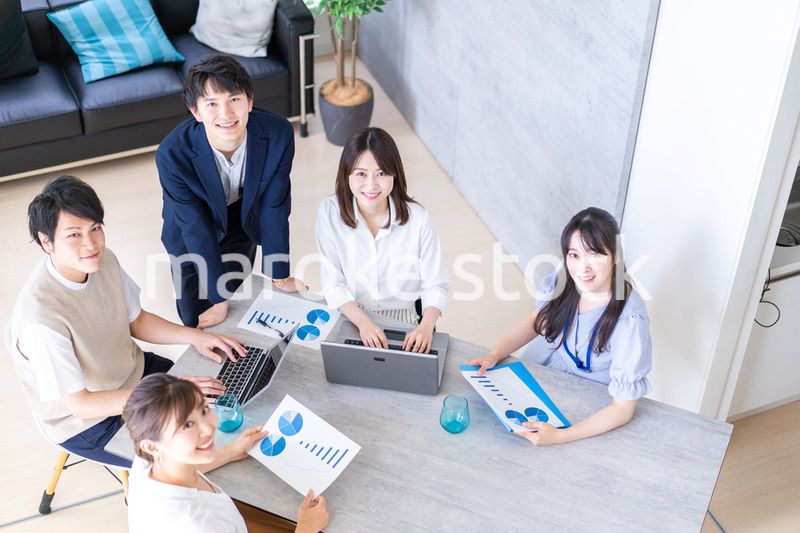 ベンチャー企業で働く若いオフィスワーカー