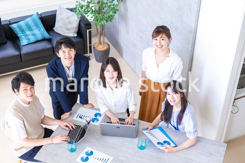 ベンチャー企業で働く若いオフィスワーカー