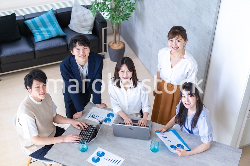 オフィスでビジネスミーティングをする会社員