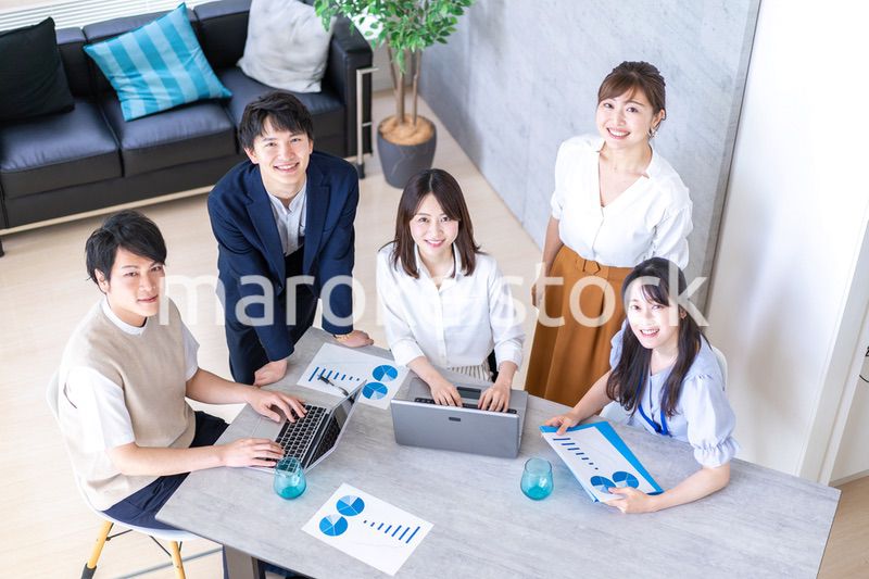 ベンチャー企業で働く若いオフィスワーカー