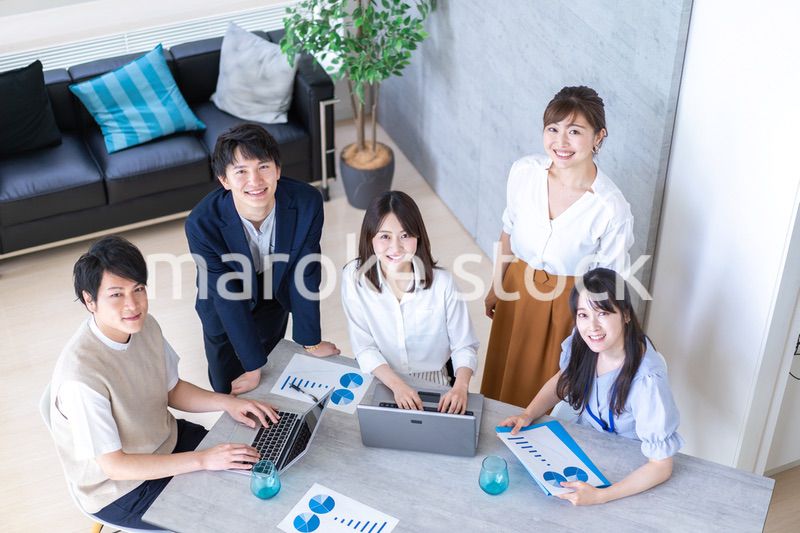 明るいオフィスで働くビジネスパーソン