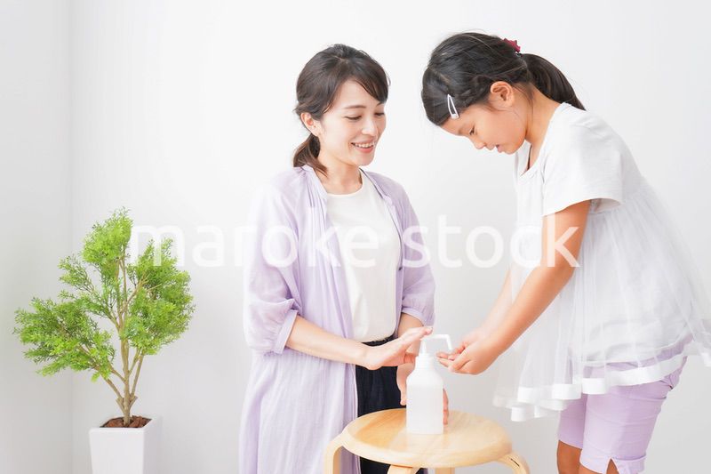 手の殺菌をする親子
